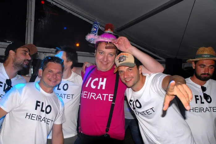 Bedenken wegen Ruhestörungen gab es da keine. Da konnten auch Bräutigam Flo und seine Polter-Kollegen ausgelassen feiern