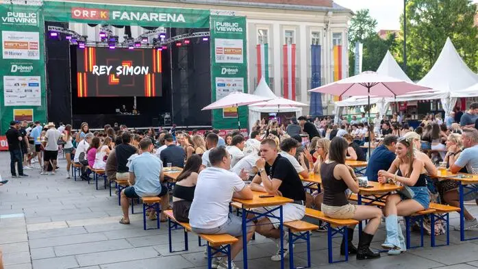 Bereits die Event-Premiere vor zwei Jahren - während der damaligen EM-Public-Viewing Phase - wurde besonders von den Klagenfurter Jugendlichen sehr gut angenommen. Mit ausgelassener Stimmung und sommerlicher Atmosphäre zeigte sich auch am Mittwoch wieder, dass der zentrale Platz der Stadt auch für junge Formate unter freiem Himmel bestens funktioniert