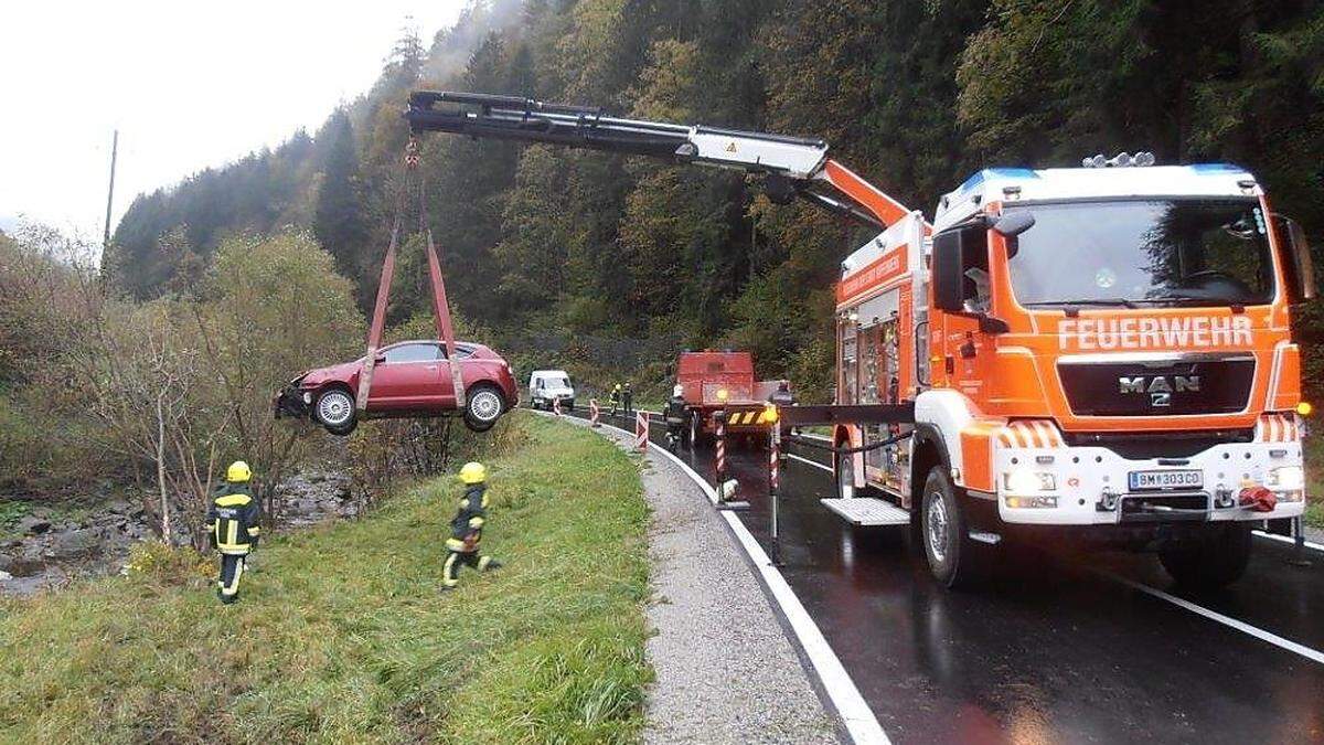 Am Montag wurde die Feuerwehr Kapfenberg nachalarmiert, um das Auto zu bergen