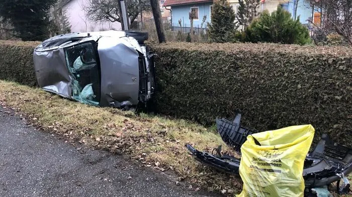 Der Wagen blieb an einer Hecke hängen.