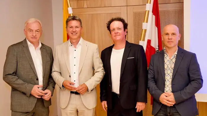 Bezirkshauptmann Heinz Pansi, Landeshauptmann Daniel Fellner und die beiden KI-Experten Christian Inzko und Patrik Zenaty