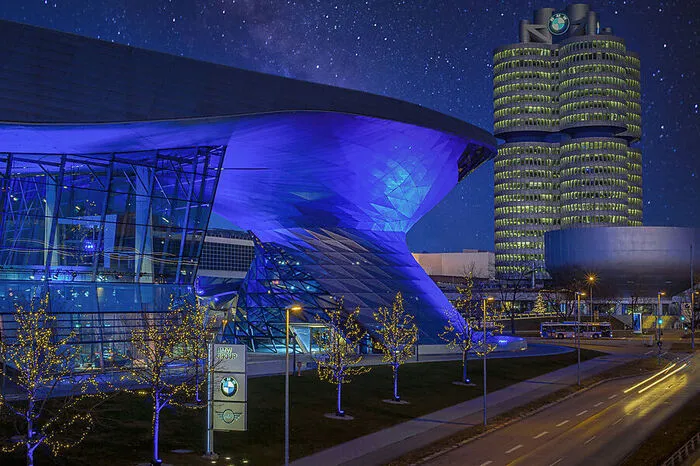 Einige Hundert Kilometer westlich liegt die Firmenzentrale von BMW. Schon 1973 hat der Autokonzern mit dem "Vierzylinder" ein architektonisches Zeichen gesetzt. 2007 wurde das BMW-Hochhaus durch die BMW-Welt ergänzt, die als Ausstellung und Museum dient und inzwischen zu den meistbesuchten Tourismusattraktionen Münchens gehört.