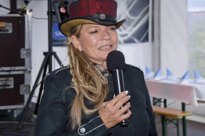 SKS ist ein kerngesundes, stets wachsendes Unternehmen, so Geschäftsführerin Barbara Isack-Heller bei der Begrüßung der Gäste und der Belegschaft. 