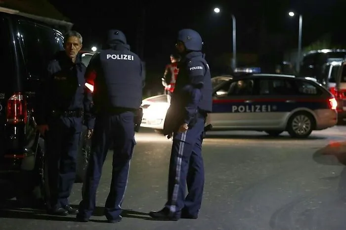 Lokale Polizeibeamte, Cobra, die Verhandlungsgruppe Süd und zwei Polizeihubschrauber mit Wärmebildkameras waren im Einsatz.