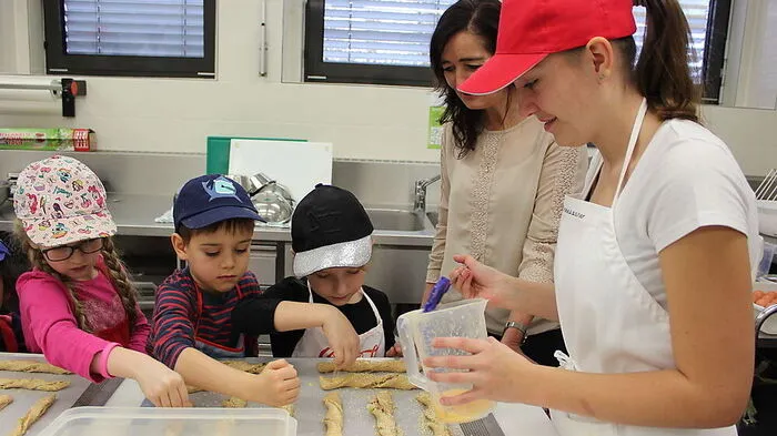Schüler und Kindergartenkinder legten gemeinsam Hand an