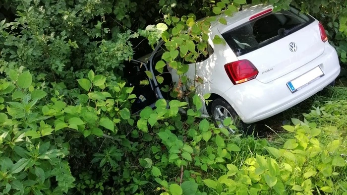 Eines der Fahrzeuge wurde in den Lukasgrabenbach geschleudert.