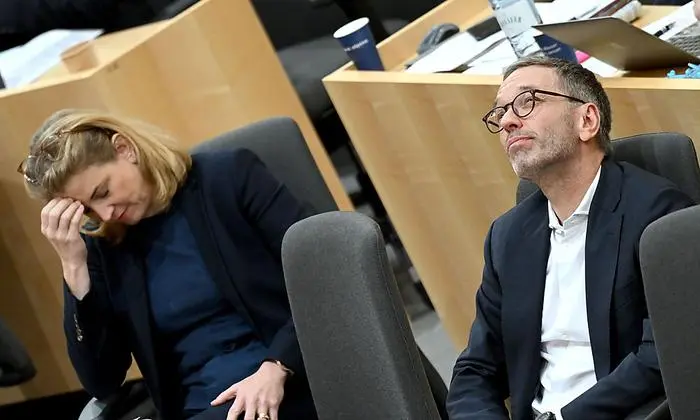 Neos-Chefin Beate Meinl-Reisinger (links) kann der Argumentation von FPÖ-Chef Herbert Kickl (rechts) nicht folgen