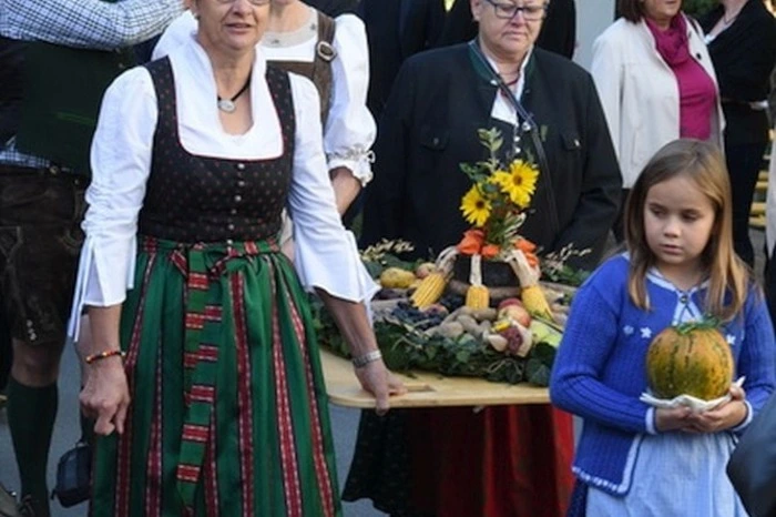 Dabei verwandelten mehr als 3000 Gäste das Ortszentrum in einen Riesenheurigen.
