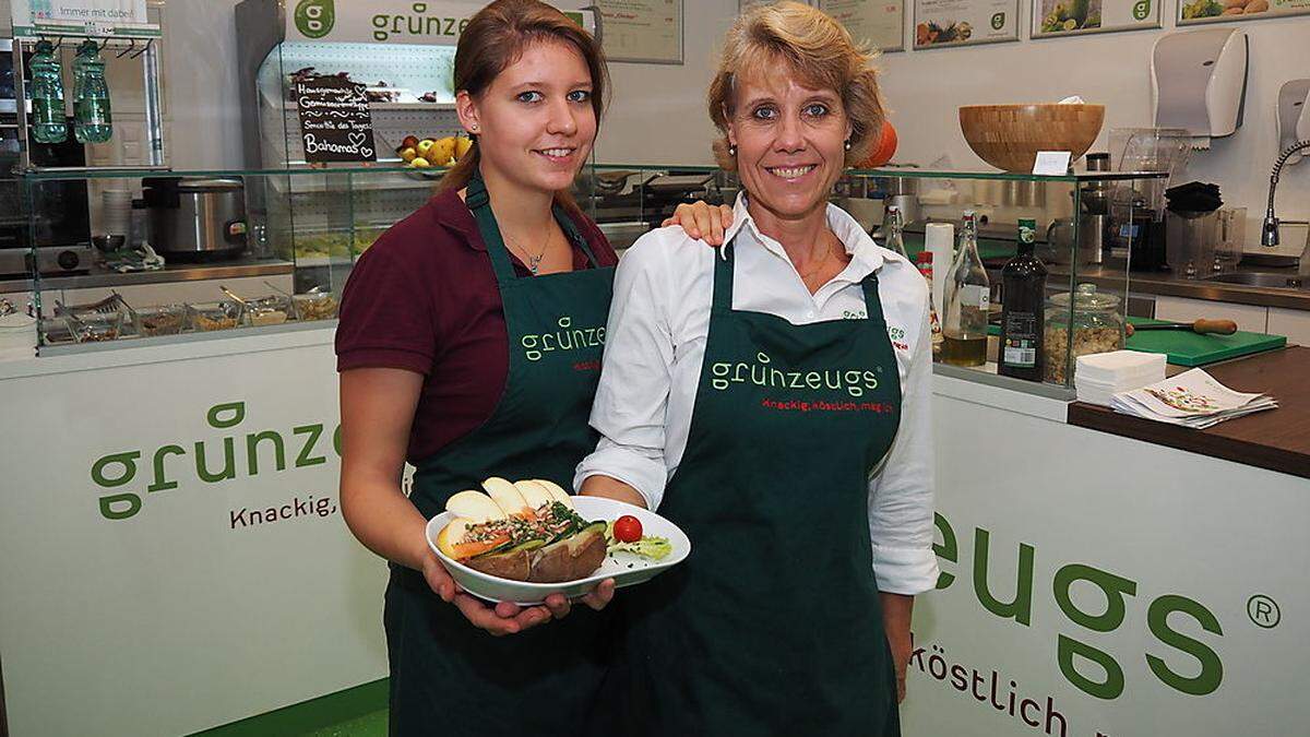 Lisa und Christine Moik mit einem Baked Potatoe &quot;Oslo&quot;-Gericht.