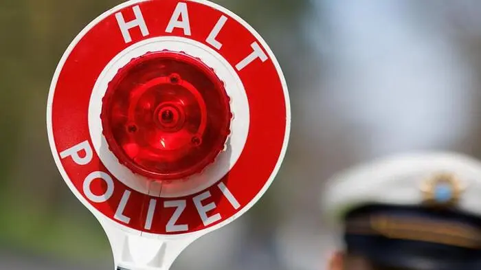 Ein „Halt“-Schild der Polizei
