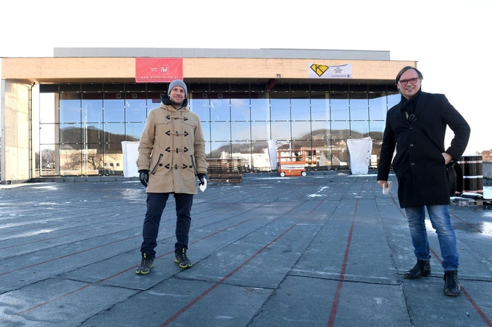 Projektbetreiber Rupert Vögl und Bürgermeister Erwin Eggenreich vor dem künftigen Stadtparkquartier. 