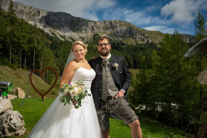Vor neun Jahren lernten sich Theresa Fraiß aus Veitsch und Andreas Pusterhofer aus Rettenegg auf der Latschenhütte über Freunde kennen. Geheiratet haben die Pflegeassistentin und der Landwirt am 10. September in Veitsch.