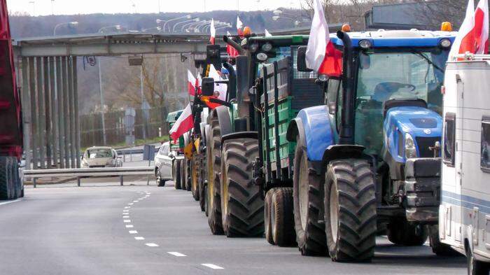 Bauernproteste legen seit Sonntag, 13 Uhr den Grenzübergang Deutschland - Polen bei Frankfurt lahm. Vier Tage lang ist der Grenzübergang für den Verkehr blockiert. 