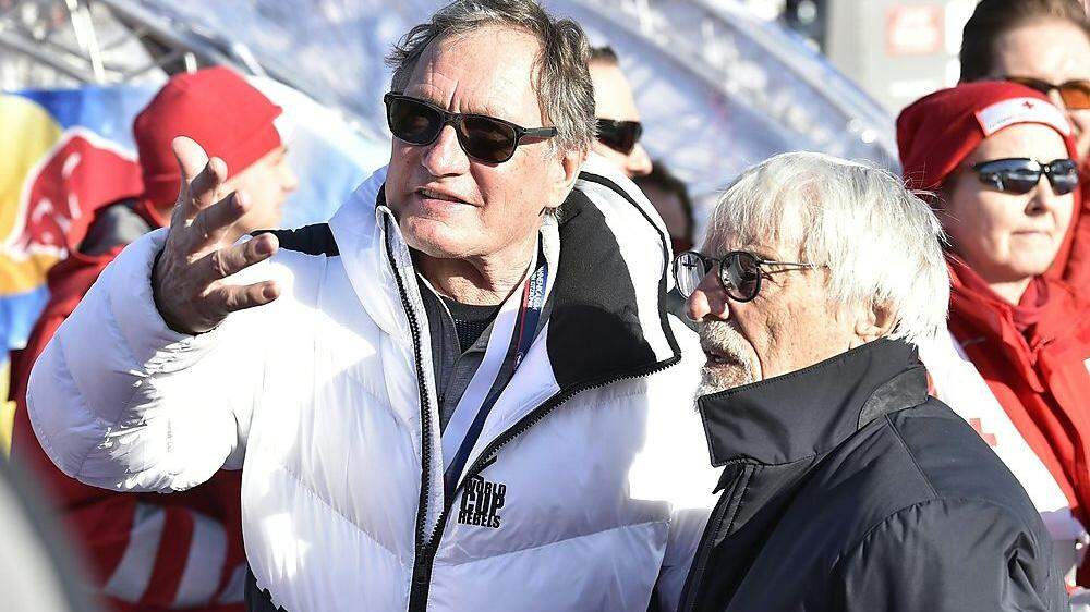 Franz Klammer erklärt Ex-Formel-1-Boss Bernie Ecclestone in Kitzbühel den Skisport