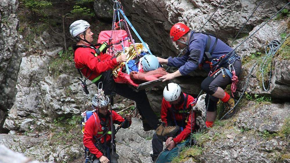Sieben Bergretter aus Vordernberg halfen der verletzten 37-Jährigen aus Leoben