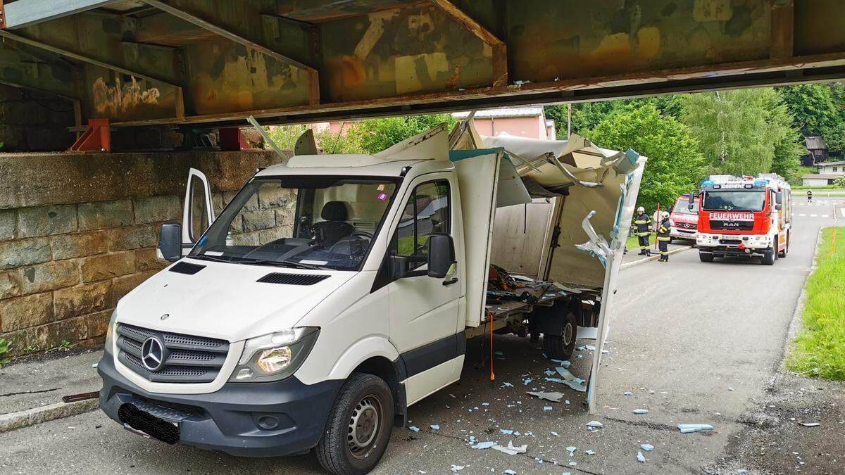 Der Aufbau des Fahrzeugs wurde zerstört, die Insassen blieben unverletzt