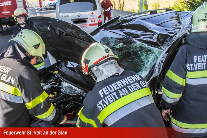 Laut ersten Auskünften sind zwei Autos aufeinander geprallt, eines liegt am Dach.
