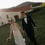 Ein Hochzeitspaar vor einem Bauernhof bei Sonnenuntergang | Christopher und Nadine Pirolt haben am 6. September geheiratet