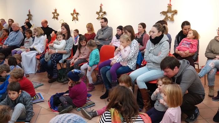 Kindergarten- und Volksschulkinder wurden von der Stadtbücherei Weiz zu einer Lesung und zu einem Lichterzug eingeladen.