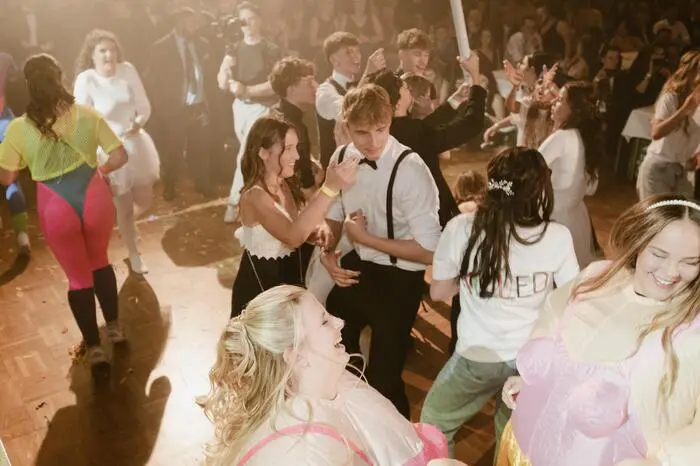 Von schrulligen alten Omas über hippe Hip-Hop-Tänzer bis zu eleganten Ballerinas und tanzenden Sumoringern – die Maturantinnen und Maturanten veranstalteten ein echtes Spektakel.