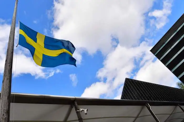 Am Tag nach dem mutmaßlichen Terroranschlag in Stockholm wurden die Flaggen auf Halbmast gesetzt.