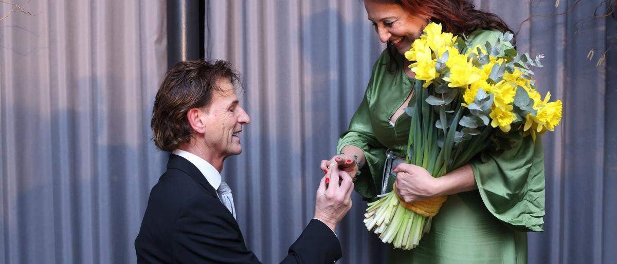 Hans-Peter Stangl, Sieger in der Kategorie Sport, machte seiner Ulla auf der Bühne einen Heiratsantrag