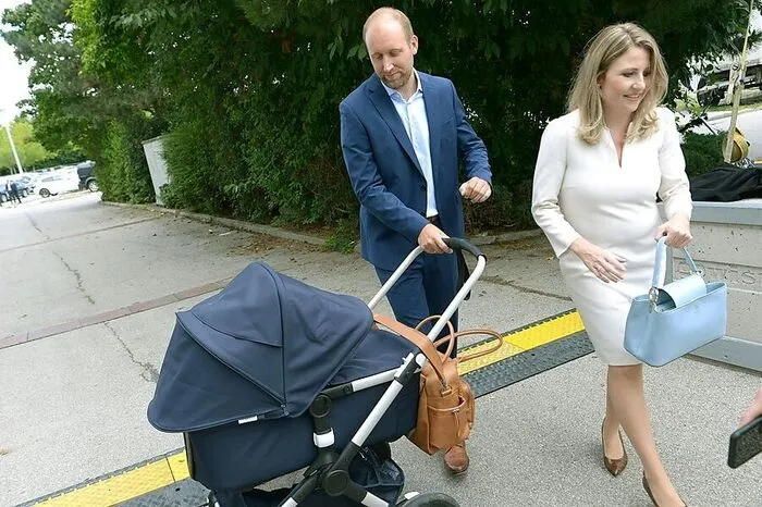 Familienministerin Susanne Raab, mit Ehemann und Baby
