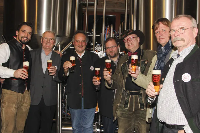 Der 26-jährige Nachwuchsbrauer Christoph Hofmayer will mit den Brauexperten Gilbert Moser und Alfred Ramsauer neue Bierrezepturen kreieren. Am Foto: Christoph Hofmayer, Alfred Ramsauer, Wolfgang Hinteregger, Uli Bacher (Brauerei Shilling in Radenthein), Bierpapst Conrad Seidl, Stefan Beznik (Brauhaus Breznik in Bleiburg) und Gilbert Moser.