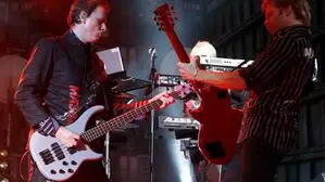 Zwei Gitarristen auf der Bühne