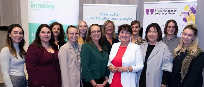 Referentinnen mit Landeshauptmannstellvertreterin Manuela Khom, Vertreterinnen von Innova und NAbg. Agnes Totter