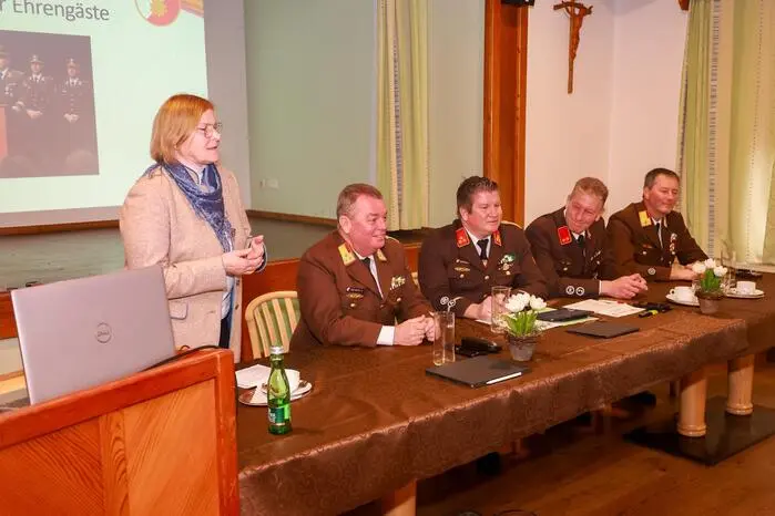 Oberbrandrat Harald Schaden verwies zudem auf geplante Großanschaffungen im Bezirk, während Vizebürgermeisterin Kathrin Grillitsch (ganz links) den Einsatz der Kameradinnen und Kameraden würdigte und die Bedeutung des Eigenschutzes betonte.