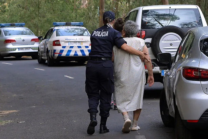 Bewohner werden in Sicherheit gebracht