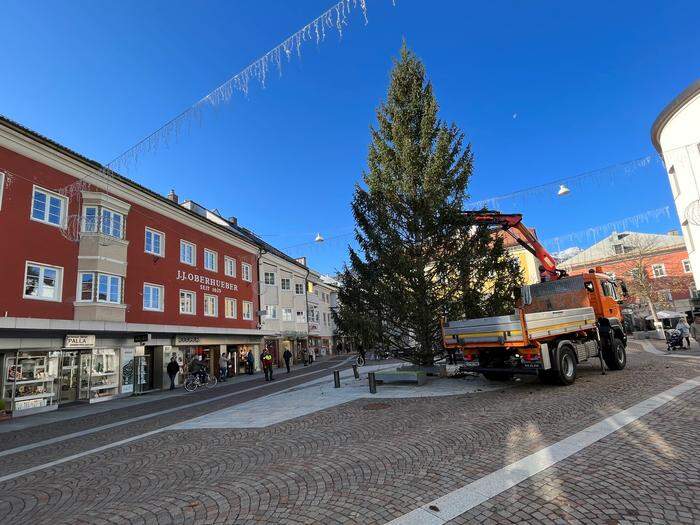 Er steht: der Christbaum auf dem Johannesplatz