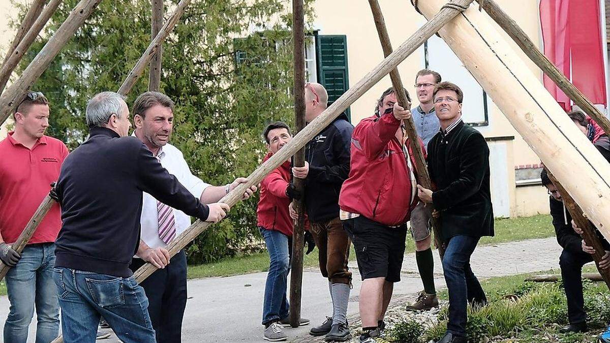 Das war der erste Versuch, als der Original-Maibaum aufgestellt wurde