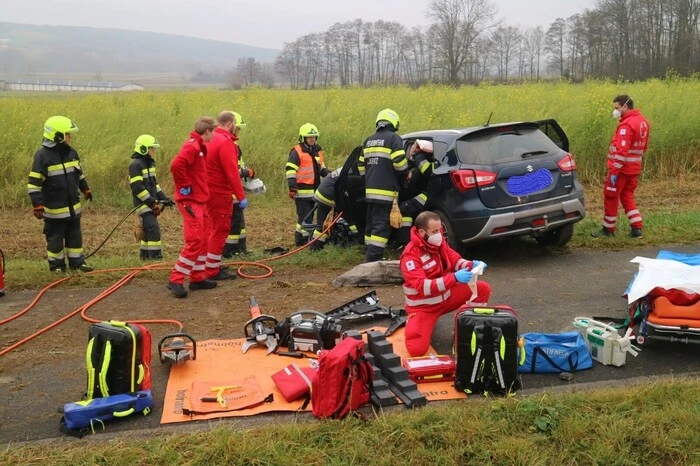 Die 56-Jährige wurde beim Unfall eingeklemmt und erlitt schwere Verletzungen. Sie wurde vom Rettungshubschrauber Christophorus 16 ins LKH Oberwart geflogen. 