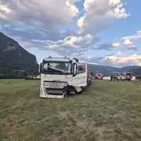 Der Lkw kam nach der Kollision auf einer Wiese zu stehen
