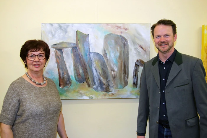 Der Sohn der Künstlerin, Mario Hofer schilderte und würdigte das Werk seiner Mutter, die in ausdrucksstarken Acrylbildern die Einflüsse ihrer Begegnungen und Beobachtungen darstellt.  