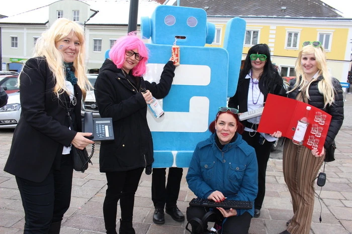 In Friedberg wählten die Gemeindebediensteten die Computerumstellung "GeOrg" (Gemeinde Organisation) zum Thema und waren so mit einem riesigen blauen "GeOrg" unterwegs.
