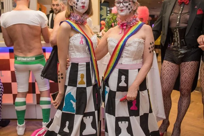 ... oder Schachfiguren: das Motto "Let's Play" wurde frei-zügig interpretiert.