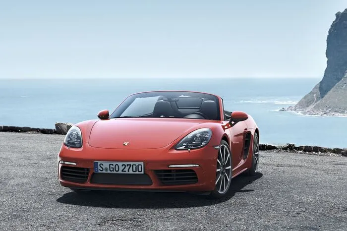 Der Boxster beschleunigt mit PDK und Sport Chrono-Paket in 4,7 Sekunden von null auf 100 km/h (minus 0,8 Sekunden). Der Boxster S legt diese Disziplin mit gleicher Ausstattung in 4,2 Sekunden zurück (minus 0,6 Sekunden). Als Höchstgeschwindigkeit erreicht der Boxster 275 km/h, der S 285 km/h.