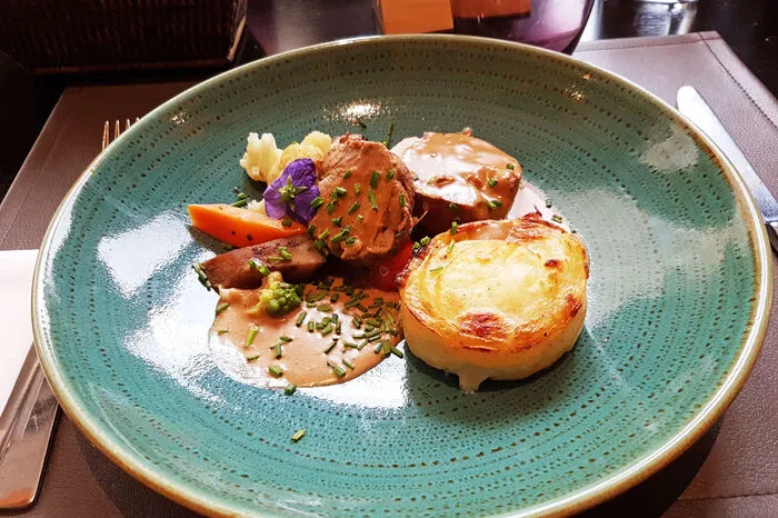 Die luxemburgische Küche am Schnittpunkt zwischen französischer und deutscher Ausrichtung, in diesem Fall im Restaurant "Am Tiimschen", also "Am Türmchen" im Zentrum von Luxemburg.
