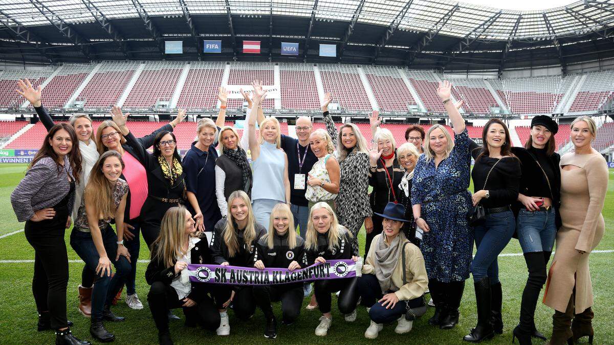 Frauen-Power im Klagenfurter Wörthersee-Stadion: Designerin Dali Oleschko und Klubmanagerin Daniela Mayr riefen das Projekt &quot;Frauen im Abseits war gestern&quot; ins Leben. 