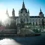 Blick auf das Grazer Rathaus, über das Dach strahlt die Sonne hervor
