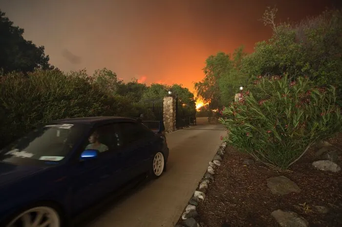 Derzeit lodern nördlich von Los Angeles die Flammen. Etwa 900 Feuerwehrleute sind im Einsatz, 1500 Häuser sind in Gefahr.