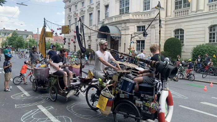 Auch Live-Musik auf Rädern gab es bei der Kiddical Mass Demo am Sonntag in der Innenstadt. Es war ein bunter Konvoi, der durch Graz radelte. Klicken Sie sich durch die Fotos!