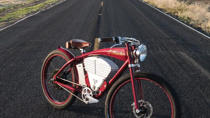 Sie sieht aus wie die Motorräder, die in den 1940ern auf den Steilwänden zum Gaudium des Publikums auf Jahrmärkten ihre Runden drehten. Aber in ihrem Rahmen knattert kein Verbrennungsmotor, sondern die Tracker von Vintage Electric surrt beinahme lautlos vor sich hin.