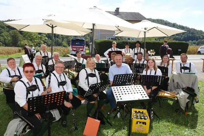 Für die musikalische Umrahmung des Jubiläumsfestes sorgte die Musikkapelle St. Peter am Ottersbach. Pfarrer Wolfgang Toberer nahm die Segnung des renovierten Rüsthauses vor.