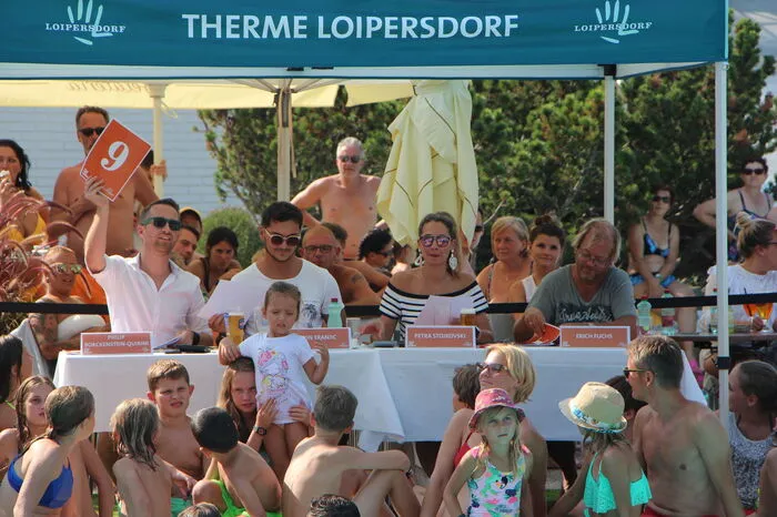 Die Jury bewertete die Paare immer nach ihren Auftritten. Mit dabei (v.l.) Thermengeschäftsführer Philip Bockensteiner-Quirini, ehem. Austria's next Topmodel Teilnehmer Edvin Fanjic, Petra Stojkovski vom Moments Magazin und Erich Fuchs von Radio Steiermark.