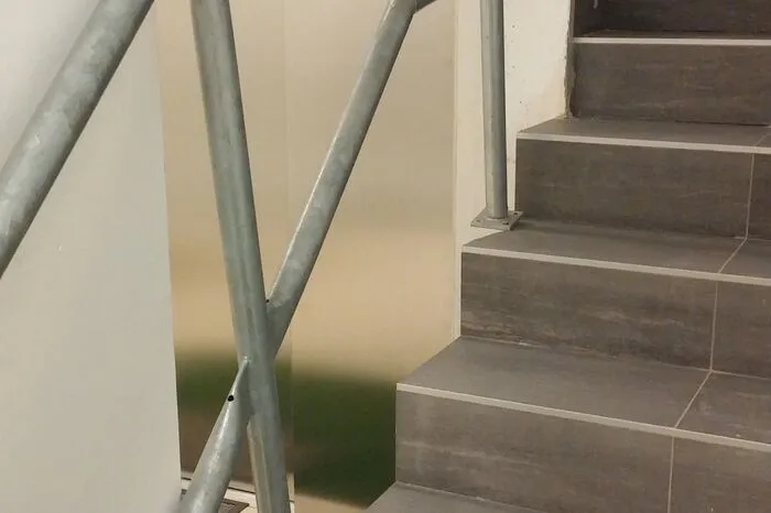 ...hängt das Geländer halb in der Luft.