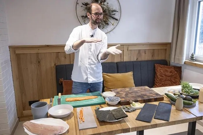 Bei einem Workshop im Landgasthof Neugebauer kann man auch gleich die Kunst des Sushi-Machens kennenlernen.